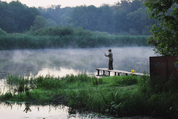 balıkçı bir nehir üzerinde