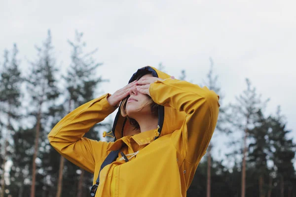 Kız sarı yağmurluk