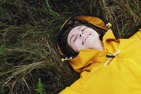 bir ormandaki sarı yağmurluk kız