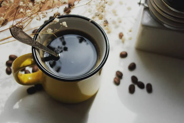 kahve kahve çekirdekleri ile bir tabloda sarı kap