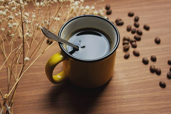 kahve tablo üzerinde sarı kap