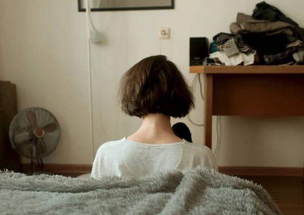 yalnızlık kız odasında oturmuş