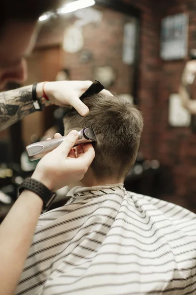 Berber Dükkanı makinesinde elektrik kesme makinesi