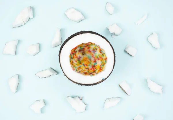 mavi arka plan üzerinde yarı çok renkli Hindistan cevizi