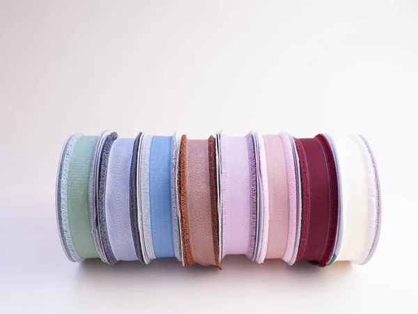 Bir yığın çok renkli reps şeritler süsleme ve ambalaj hediyeler ve buketleri için silindirler