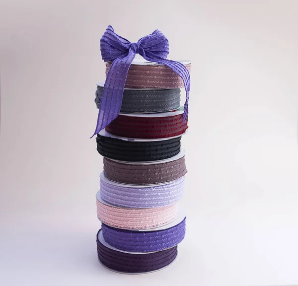 Makaraları süsleme ve ambalaj hediyeler için çok renkli reps şeritler ve buketleri yay ile yığını 