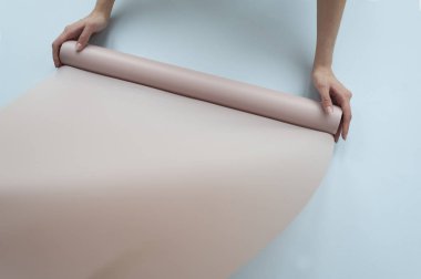 metin için yer ile bej kağıt rulosunun holding eller 