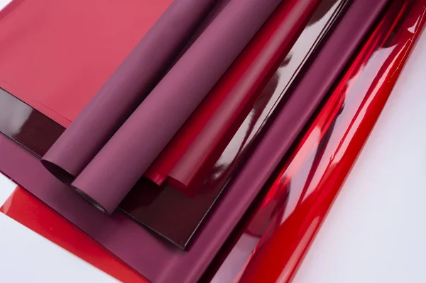 bir sürü kırmızı ambalaj film ya da kağıt farklı bir doku ile