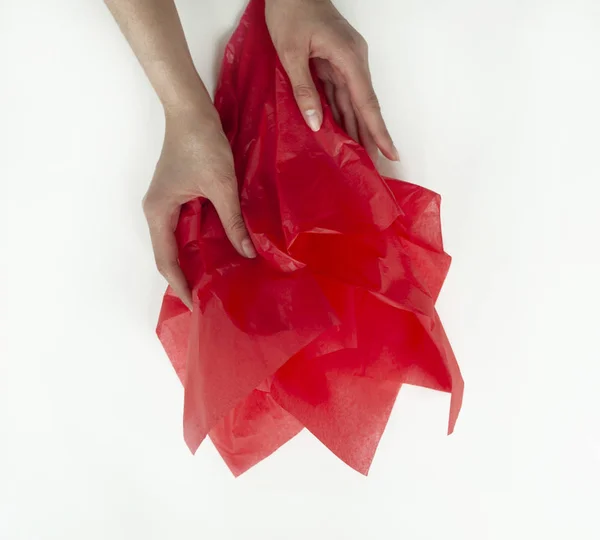 buruşuk kırmızı beyaz arka plan üzerinde kağıt ambalaj kızın elele