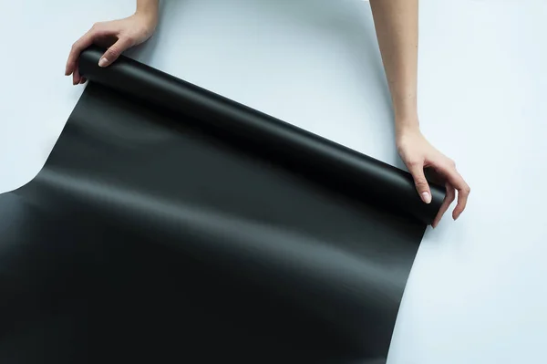 metin için yer ile siyah kağıt rulosunun holding eller