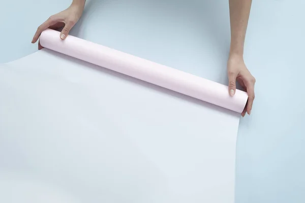 metin için yer ile pembe kağıt rulosunun holding eller 