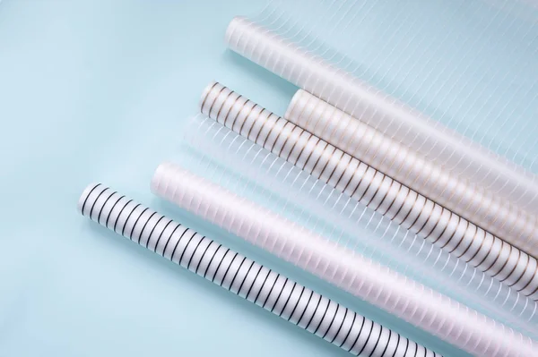 Renkli kaydırma mavi arka plan masaya çiçek ambalaj kağıt rulolar