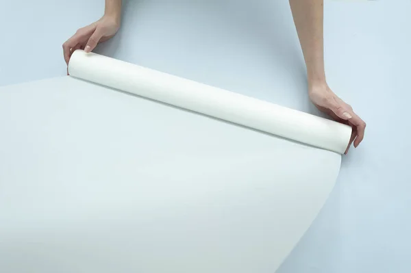 metin için yer ile ışık yeşil kağıt rulosunun holding eller 