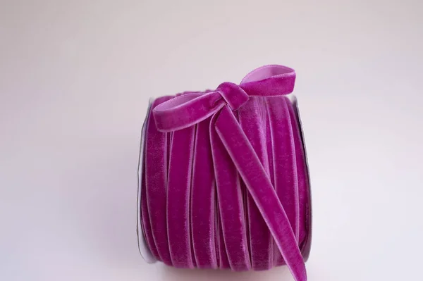 Bordo kadife şerit floristics ve yan şirin bir yay ile hediye paketleri için skein