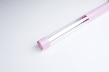 Pembe çiçekçi rulo sarma çiçek ambalaj filmidir