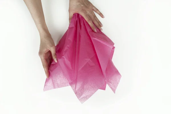 buruşuk pembe beyaz arka plan üzerinde kağıt ambalaj kızlar elele