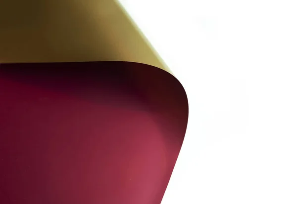 Kıvrılmış kağıt kırmızı ve altın ambalaj köşesinde