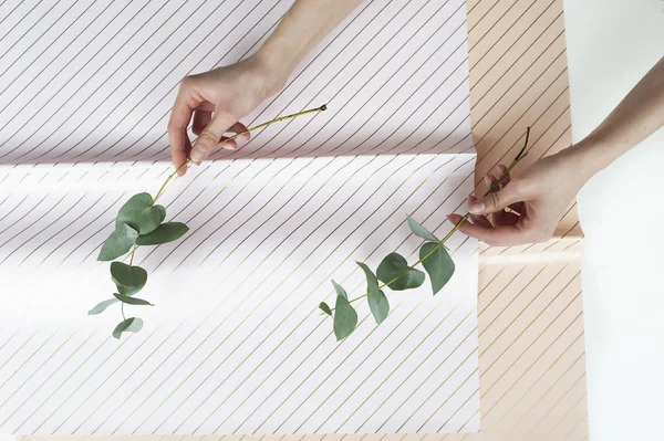 çiçekçi bir buket yapar. üst görünüm