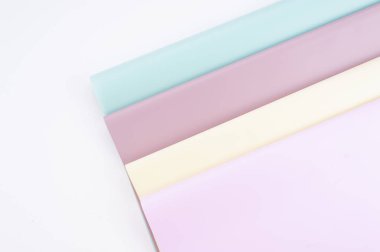 çiçek paketleme yumuşak renkler