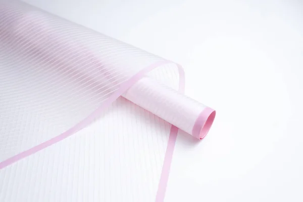 beyaz bir arka planda pembe çizgili çiçek paketleme rulo