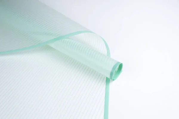 beyaz bir arka planda yeşil çizgili çiçek paketleme rulo