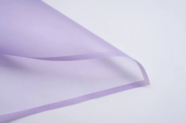 beyaz arka plan üzerinde leylak kenarları ile şeffaf kağıt köşe