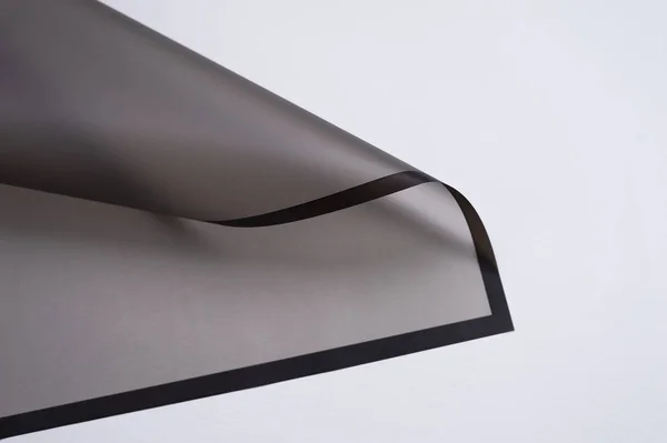 beyaz arka plan üzerinde siyah kenarlı şeffaf siyah kağıt köşe