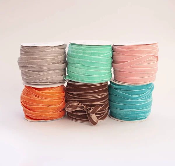 farklı renklerde şeritler ile altı bobinler