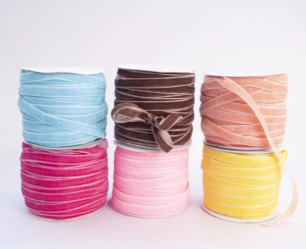 farklı renklerde şeritler ile altı bobinler