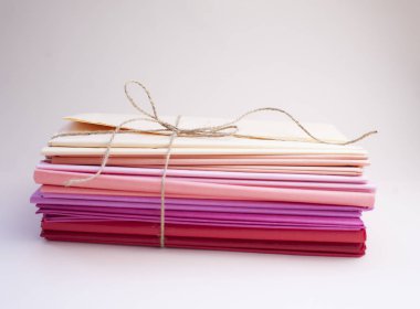 beyaz arka plan üzerinde renk Doku kağıt yığını