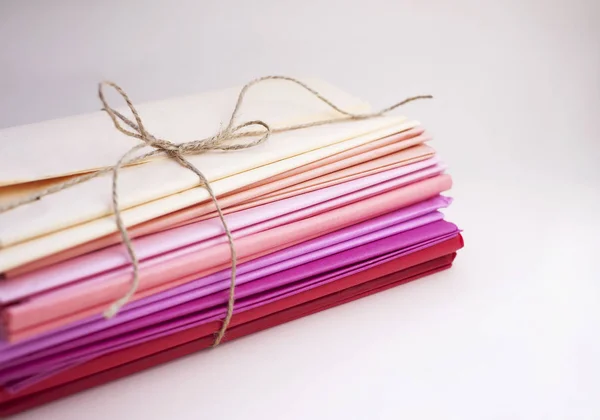 beyaz arka plan üzerinde renk Doku kağıt yığını