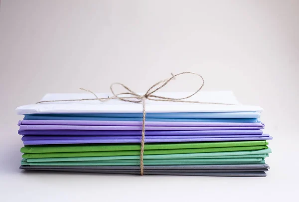 beyaz arka plan üzerinde renk Doku kağıt yığını