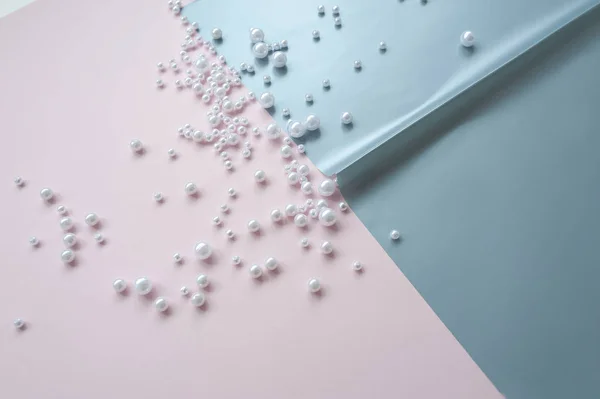 pembe arka plan üzerinde dağınık bir inci ile kağıt bir sayfa. Soyut yumuşak pastel renkler arka plan.