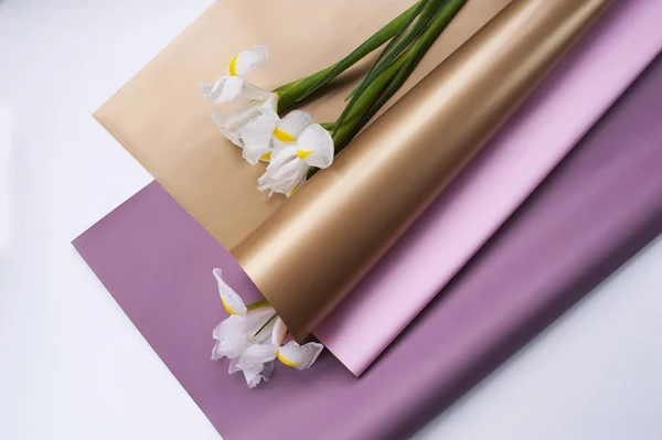 yumuşak altın çiçekçi paketinde çiçekler (beyaz irises)