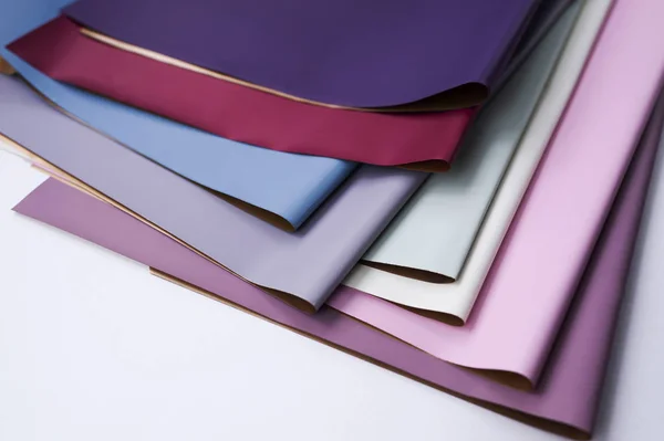 beyaz bir arka plan üzerinde kağıt renkli levhalar