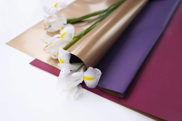 yumuşak çiçekpaketinde çiçekler (beyaz irises)