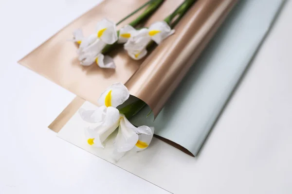 yumuşak çiçekpaketinde çiçekler (beyaz irises)