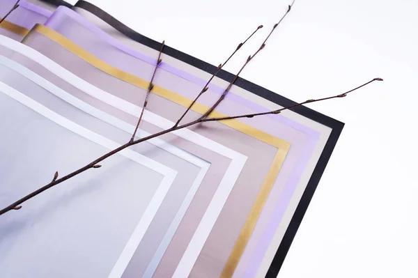 beyaz bir arka plan üzerinde kağıt renkli levhalar