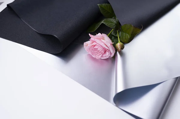 çiçek (pembe gül) siyah ve gümüş çiçekçi paketi