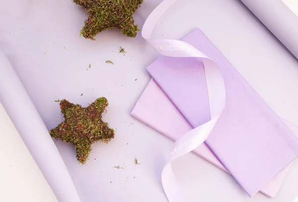 düz dekoratif kurdele ve çiçek kağıt bir arka plan üzerinde bir doku kağıt ile yatıyordu