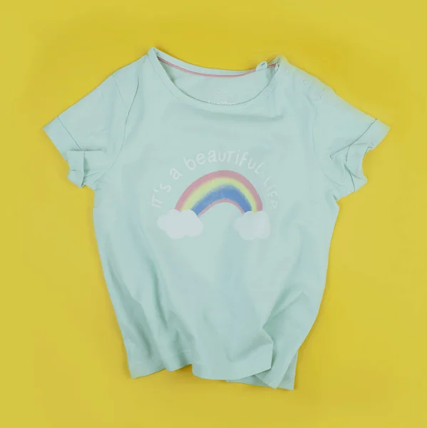 gökkuşağı desenli sarı bir arka plan üzerinde çocuk yeşil t-shirt ve bir hayat onaylayan metin 