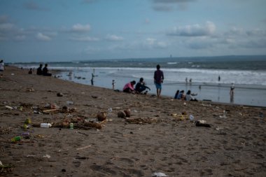 Sahildeki çöpler, dünya çapında ekolojik sorunlar.