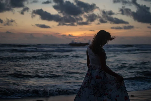 Young Woman Standing Beak Sea Looking Somewhere — Stock Photo, Image