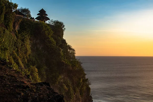 Uluwatu Tapınağı, Bali Endonezya güzel gün batımı — Stok fotoğraf