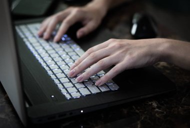 klavyede yazarak eller