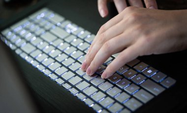 klavyede yazarak eller