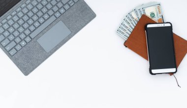 Dizüstü bilgisayar, cep telefonu ve nakit para