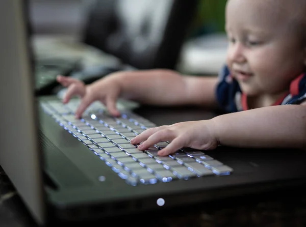 Bambina Digitando Sulla Tastiera Del Computer — Foto Stock