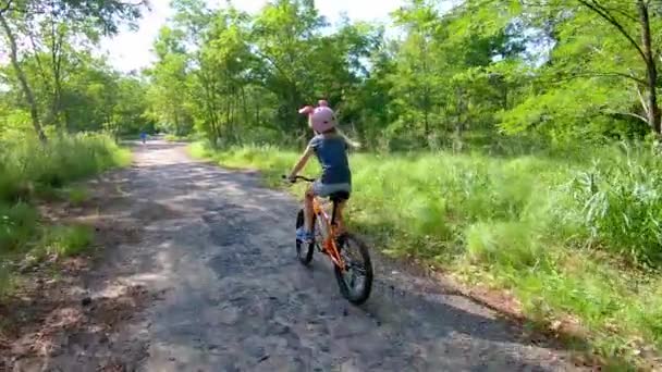 Niño Feliz Montar Bicicleta — Vídeo de stock