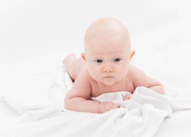 beyaz zemin üzerinde bebek portre